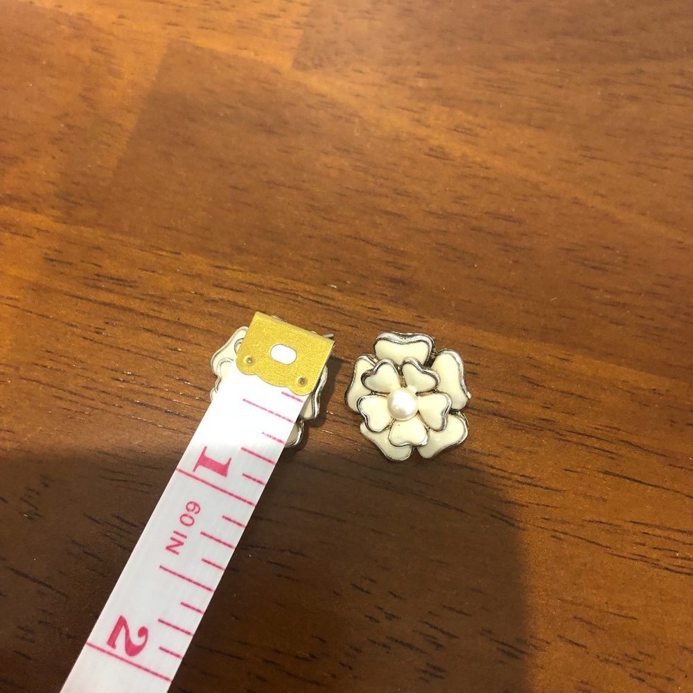 Vintage Silver Tone Cream Flower With Pearl Stud Earrings. - Picture 9 of 16